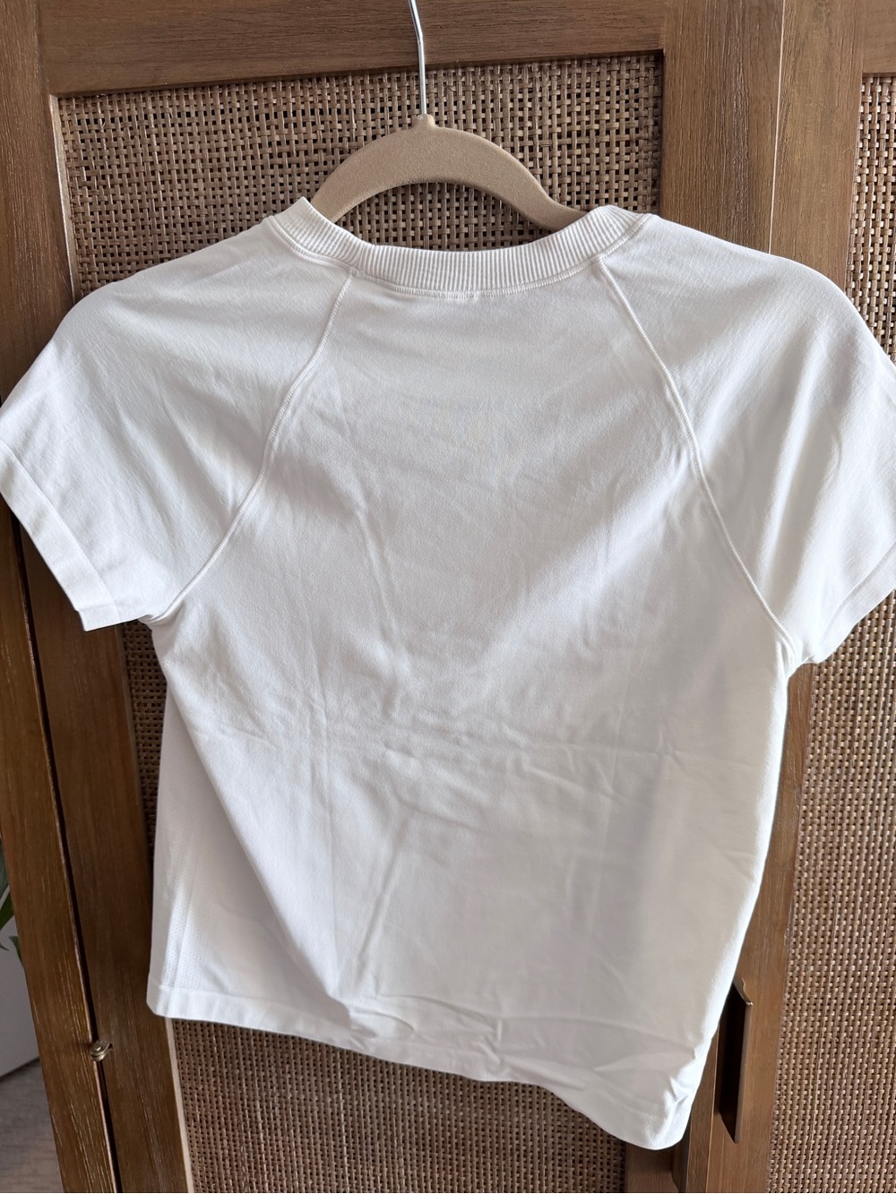 Vuori Women’s Short Sleeve Surge Seamless Tee - Picture 4 of 5